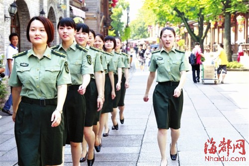 阅兵场上英姿飒爽 大